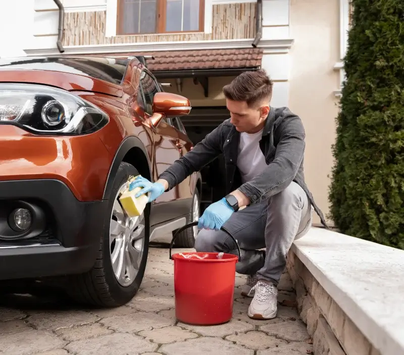 Lavage auto à domicile Lusignan-Petit : professionnel intervenant sur un véhicule